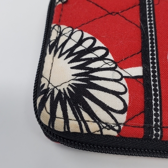 VERA BRADLEY CARRY IT ALL WRISTLET WALLET RED WHITE BLACK DECO DAISY QUILTED - Picture 4 of 12